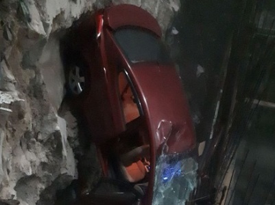Նորքի փողոցում «Hyundai Elantra»-ն ընկել է կատլավանը. Քաղաքացիները մնացել են արգելափակված. Նրանցից մեկը 5-ամյա երեխա է