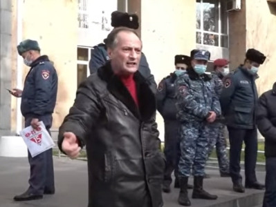 «Կոլապսի է ենթարկվելու ՀՀ տնտեսությունը». Բողոքի ակցիա՝ Առողջապահության նախարարության դիմաց