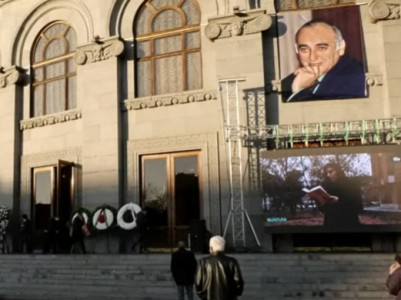 Writer, statesman Vano Siradeghyan’s wake is held in Yerevan