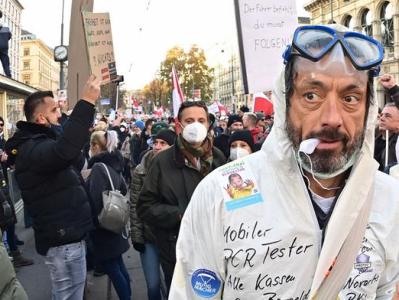 В Вене на протесты против обязательной вакцинации от коронавируса вышли тысячи человек