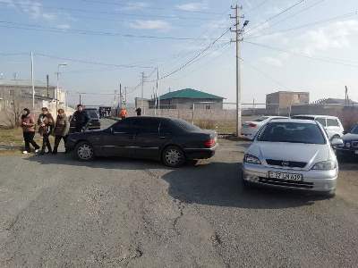 Այգեկ գյուղի թիվ 14/42 ընտրատեղամասի տարածքը մեքենաներով փակել են (ֆոտո)