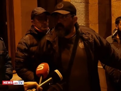 Երեխուս տանեք, վարի տաք, էսօր ասեք՝ գերի չունե՞նք, դասալիք ե՞ն. բեր, նոր կպարզի՝ դասալիք են, թե չէ. անհետ կորածի հարազատ