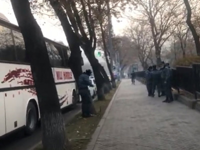 Police bring in forces near Armenia parliament building