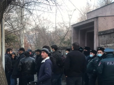 «Էդ դասալիքը սահմանի տեղը գիտի՞». Անհետ կորած եւ գերեվարված զինծառայողների հարազատները ԱԺ շենքի մոտ են