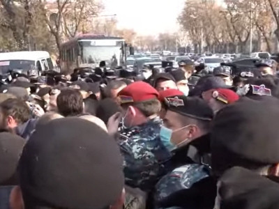 Parents of missing and captured Armenian servicemen shut down road near parliament (LIVE)
