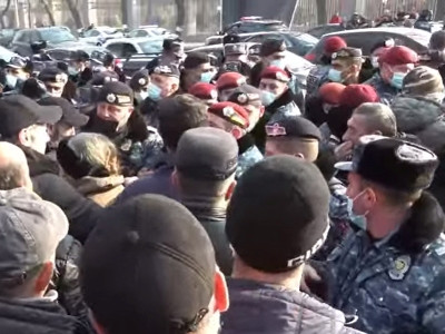 Yerevan police apprehending protesters who are blocking Marshal Baghramyan Avenue