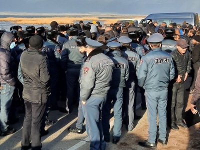 Residents of Armenia's Vardenis shut down Martuni-Vardenis road in support of opposition alliance's leader (PHOTOS)