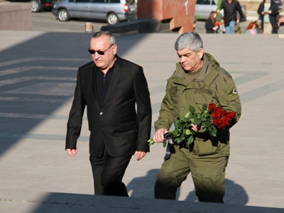 Artsakh officials visit Stepanakert memorial