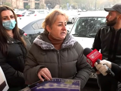Մեքենան սխալ կայանելու համար պարեկները ծեծել են որդուս, հիմա էլ կալանավորել են. բողոքի ակցիա կառավարության մոտ