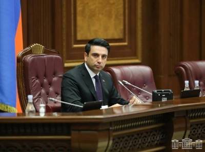 «Հրապարակ». Օպերատորները ներողություն են խնդրել Ալեն Սիմոնյանից եւ աթոռները հետ են վերադարձրել իրենց տեղը