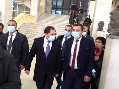 «Ես միայն լրագրողների հետ եմ խոսում, հեռու գնա». Սուրեն Պապիկյանն անպատասխան թողեց բոլոր հարցերը
