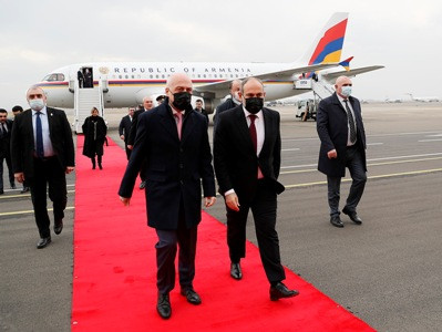 Armenia’s Pashinyan arrives in Georgia on working visit (PHOTOS)