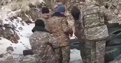 MOD: Armenian soldiers return 2 detained border trespassers of Azerbaijani army through Russia's mediation