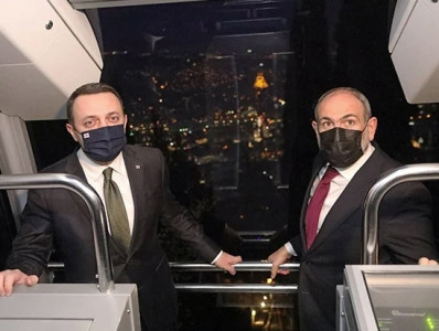 Armenia, Georgia PMs arrive at their working dinner in Tbilisi via cable car (PHOTOS)