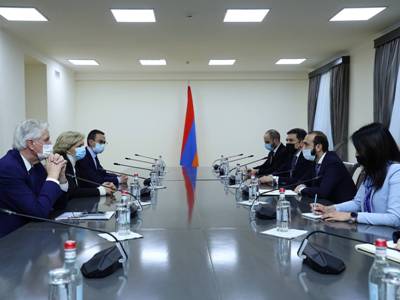 Armenia FM receives Ile-de-France's Regional Council president, humanitarian issues discussed
