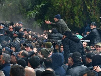 Opposition and police clash in Sukhumi