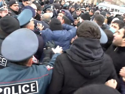 Armenia Police special forces forcibly apprehend Parakar village residents who closed off motorway