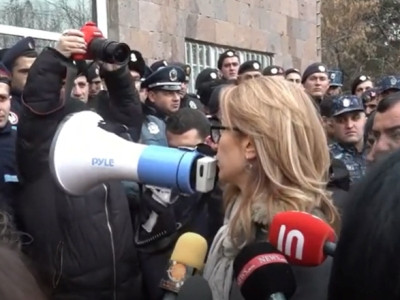 «Եթե տասը րոպեից չդադարեցրիք համայնքապետարանի շենքի շրջափակումը, կհանդիպենք այլ վայրում»․ Մանե Թանդիլյանը՝ ոստիկաններին