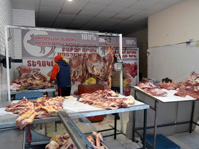 ԳՈւՄ-ի շուկային հարող տարածքի մսի իրացման տաղավարներից մի քանիսում չեն պահպանվել սանիտարահիգիենիկ նորմերը. ՍԱՏՄ