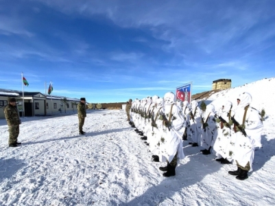 Azerbaijan army General Staff chief visits border with Armenia