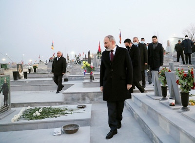 Armenia PM visits Yerevan military pantheon