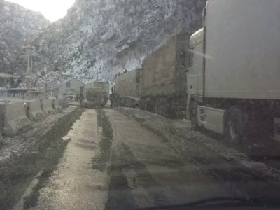 Մոտ 340 բեռնատարներ վատ եղանակի պատճառով մնացել են Վրաստանի ռազմական ճանապարհին