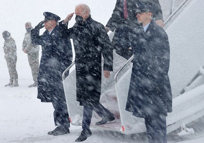 Biden returns from holiday break to D.C. amid snowstorm