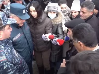 «Շենք մուտք չի լինելու». Ոստիկանները Վարդենիսում չթույլատրեցին ընտրված ավագանու անդամների մուտքը համայնքապետարան