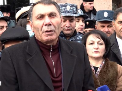 Mayor-elect of Armenia’s Vardenis takes oath of office at town hall courtyard