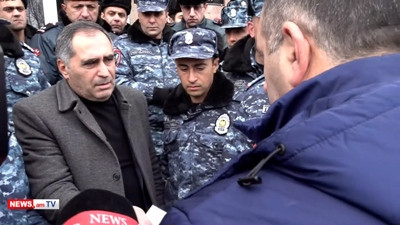 Armenia’s Vardenis town hall chief of staff signs mayor-elect inauguration session minutes