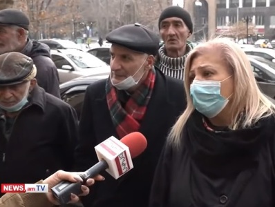 Yerevan homeless shelter residents picketing in front of Armenia labor, social affairs ministry