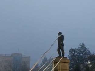 Attempts to demolish a monument of Nazarbayev in Kazakhstan