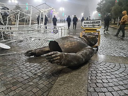 Protesters in Kazakhstan tear down Nazarbayev's monument