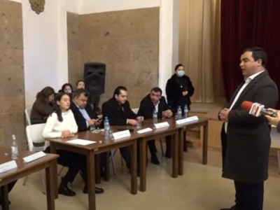 Փարաքարում ավագանու անդամները համաձայնության չեն գալիս նիստը վարողի հարցում
