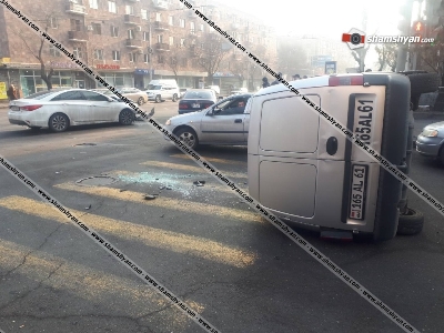 Երևանում բախվել են Hyundai Sonata-ն ու Opel Combo-ն, վերջինս կողաշրջվել է (ֆոտո)