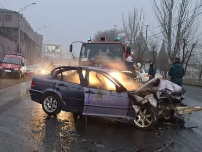 Թբիլիսյան խճուղում բախվել են «BMW»-ն և «Toyota Altezza»-ն. վերջինս հարվածել է սյանը եւ բախվել պատին. հրդեհ է բռնկվել