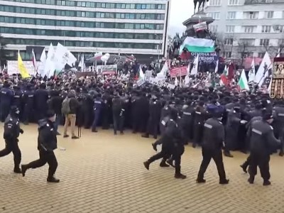 В Софии протестующие против ограничений COVID-19  попытались штурмовать парламент