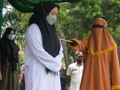Indonesia woman flogged 100 times for infidelity
