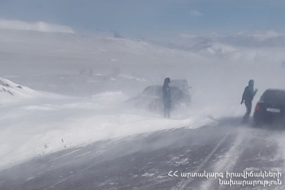 Փրկարարները Սիսիան-Գորիս հատվածի 30-35 կմ-ն ընկած հատվածում արգելափակումից դուրս են բերել 8 ավտոմեքենա և 16 ուղևոր
