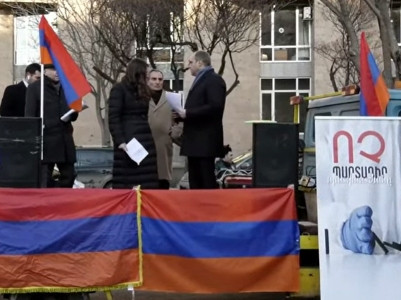 Protest in front of Armenian Health Ministry