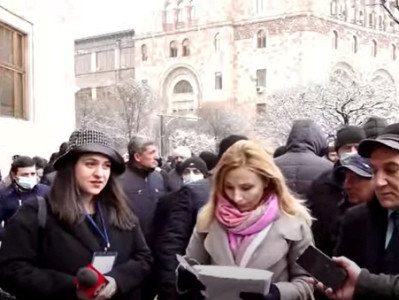 Armenia’s Parakar enlarged community residents protesting outside government building