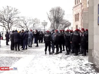 Protesting residents of Armenia’s Parakar community march to territorial administration ministry