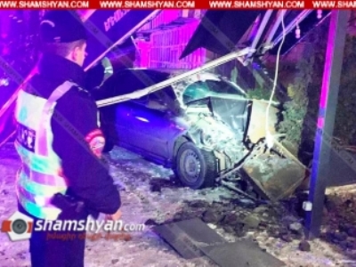Սարյան փողոցում «Opel Astra»-ն «Երևանյան խոհանոց»-ի տարածք է մխրճվել
