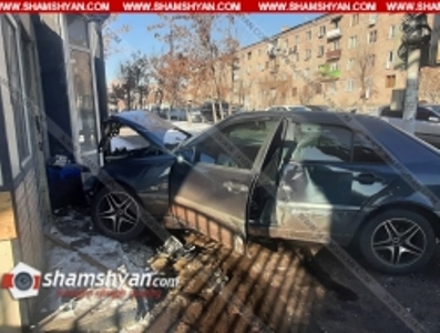 Խոշոր վթար Երեւանում. մեքենան բախվել կրպակին և հայտնվել մայթին