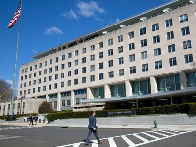 Media: US on Monday will begin evacuation of families of diplomats in Ukraine