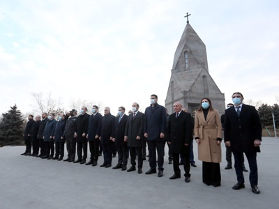 Senior Armenia officials visit Yerevan military pantheon