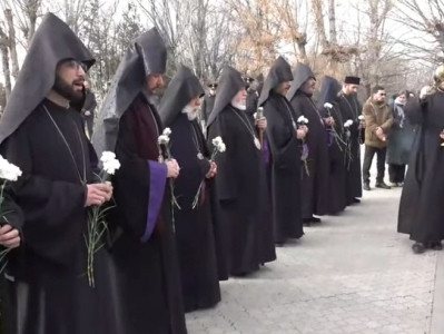 Catholicos of All Armenians prays at military pantheon for peace of souls of the fallen brave