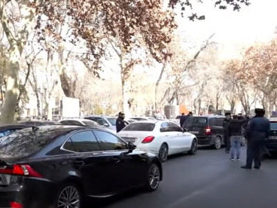 Drivers stage protest outside Armenia Central Bank
