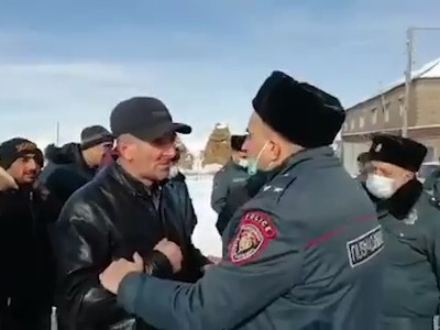 «Շենքին չի մոտենա». ՔՊ–ականները եւ նրանց համակիրները ընտրված համայնքապետին թույլ չեն տալիս Արփիում աշխատել