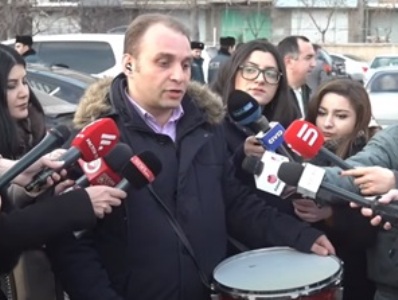 Թմբուկը բերել եմ՝ մարդկանց հիշեցնելու իրենց բնատուր մասնագիտությունը. փաստաբան Պողոսյանն ակցիային եկել է թմբուկով